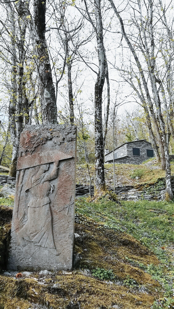 image of a statue located in the woods above Lavagna, representing a woman, a slate carrier.